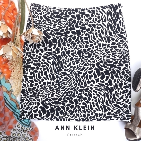 Anne Klein Dresses & Skirts - Ann Klein Stretch Black White Animal Print sz 6
